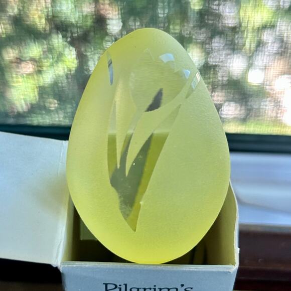 Vintage Pilgrim Glass Sculptured Yellow Egg with Tulip Design - Picture 8 of 15